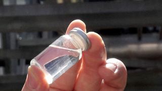 E-Fuels können sowohl gasförmig als auch flüssig sein. Sie gelten als Hoffnungsträger für den Verbrennungsmotor. (AUDI AG)