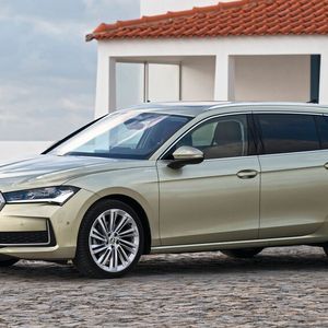 Im Vergleich zum Vorgänger hat der Superb die eine oder andere Kante verloren, das steht ihm ausgezeichnet, ein modernes, seröses Layout.(Bild:  Skoda)