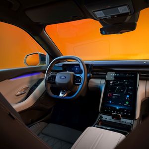 Das Cockpit ist dem des Explorer recht ähnlich.(Bild:  Ford)