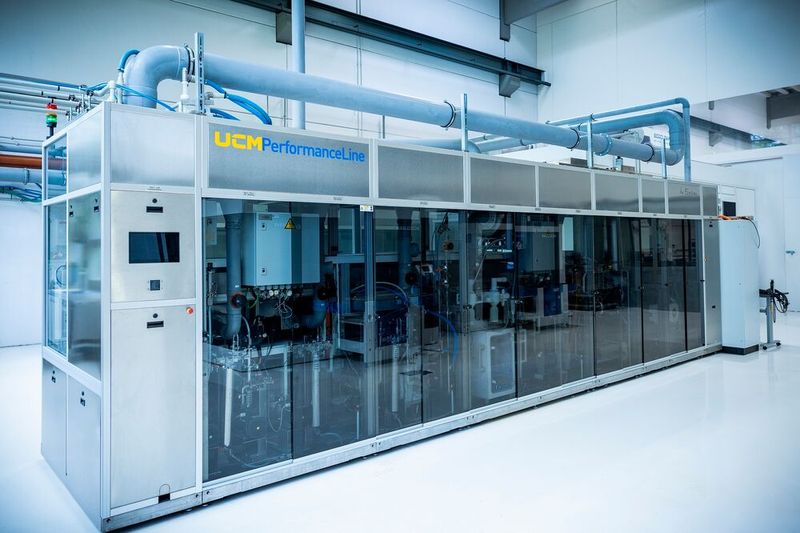 Whether you need to handle a wide variety of materials, meet high throughput requirements and/or strict cleanliness specifications, modular ultrasonic multi-bath immersion systems can be efficiently adapted to the task at hand – even for integration into or connection to a cleanroom. (Source: Ecoclean)