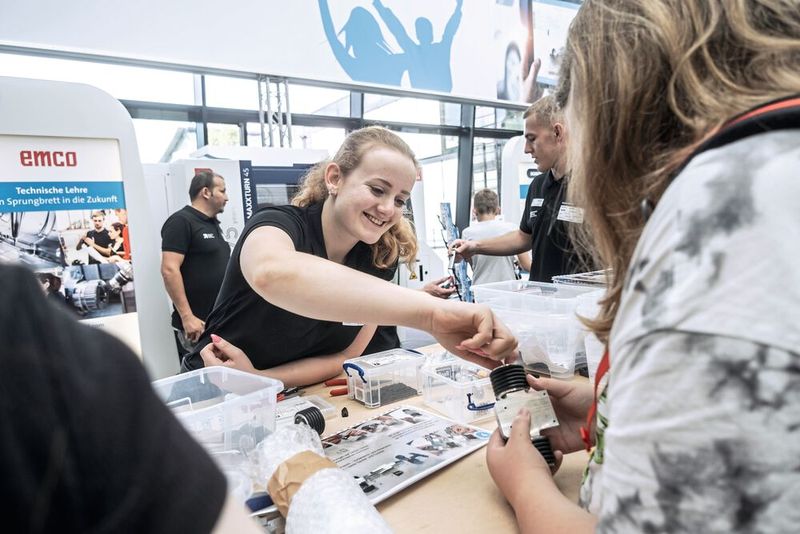 Die diesjährige AMB rückt die Fachkräftesicherung in den Fokus. Mit einem umfangreichen Rahmenprogramm werden Nachwuchstalente und Innovationen gefördert. Highlight der Messe ist der neue AMB Award, der herausragende Produkte und Technologien in der Branche würdigt. (Bild: Landesmesse Stuttgart GmbH)