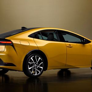 Den Antrieb übernimmt eine Kombination aus 2,0-Liter-Vierzylinder und E-Motor.(Bild:  Toyota)