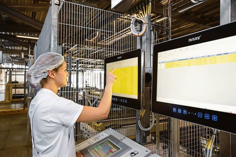 Die Industrie-PC unterstützen die Mitarbeiter bei der Herstellung von Milchprodukten und in der Versandlogistik. (Noax)