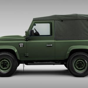 Der Motor dieses Land Rover ist ein V8-Sauger mit 4.999 ccm Hubraum, der 405 PS bei 6.000 U/min leistet und ein Drehmoment  von 515 Nm bei 5.000 U/min an einen 8-Gang-Automatik von ZF weitergibt. Außerdem verfügen die Modelle über einen Allradantrieb mit einem zweistufigen Verteilergetriebe, verstärkte Differenziale vorne und hinten sowie eine mittiges Drehmoment-sensitives Differential. Die Fahrleistungen: in 5,9 Sek. auf (kurzer Radstand) bzw. 6,1 Sek. (langer Radstand) und eine Höchstgeschwindigkeit von 171 km/h (Werte geschätzt).(Bild:  JLR)