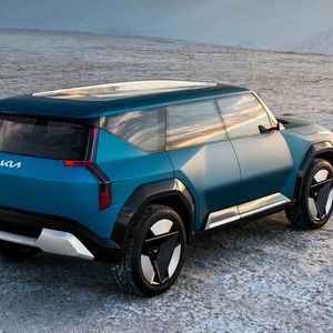 Glatte Flächen und scharfe Kanten prägen des Blechkleid des EV9.(Bild:  Kia)