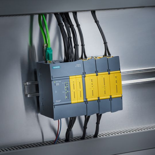 Der Controller Simatic S7-1200 G2 ermöglicht die Umsetzung von Motion-Control-Funktionen in kompakten und kosten­effizienten Anwendungen.(Bild:  Siemens AG)