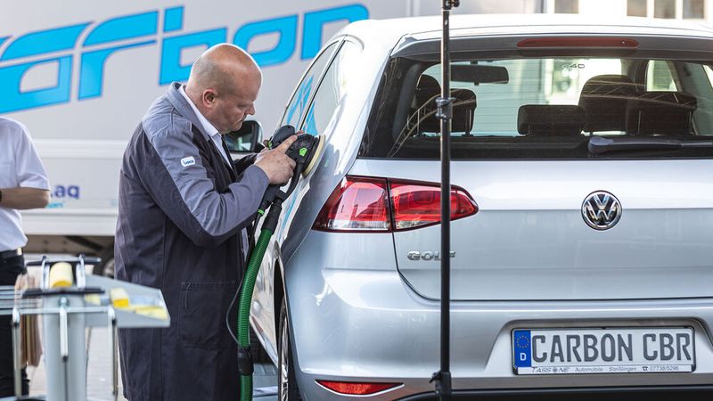 Immer wieder wurde Ralf Rathmann live ins Plenum geschaltet, um über den Fortgang der Reparatur zu berichten. (Bild: Stefan Bausewein)