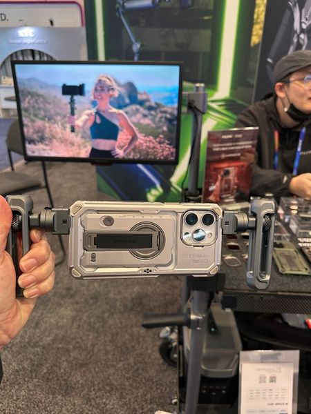 Bei actionreichen Aufnahmen helfen die Griffe an den Seiten. (Bild: Vogel IT-Medien)