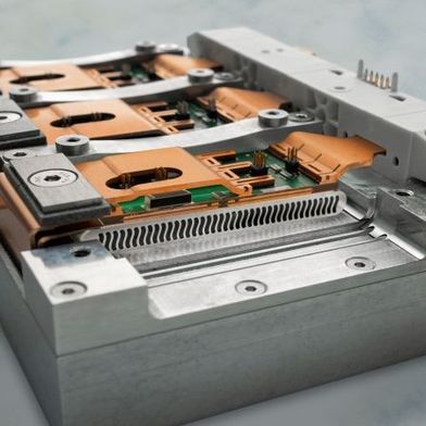Bei einem Wirkungsgrad von 99 % bietet der neue Wechselrichter des Fraunhofer IZM eine Leistungsdichte von 500 kW/l. (Bild: Fraunhofer IZM)