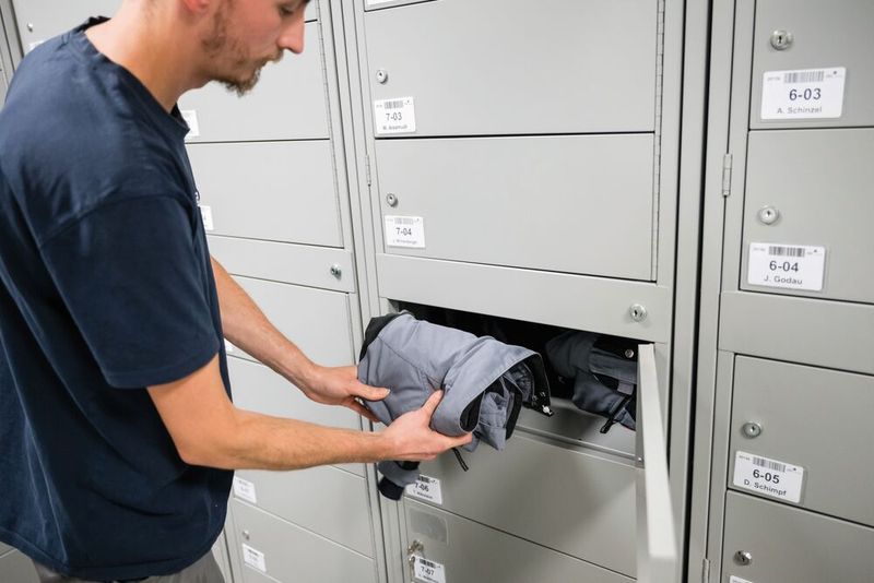 Stets sauber und mangelfrei: Nutzer von DBL-Berufsbekleidung können instandzusetzende Stellen an Kleidungsstücken selbst per App markieren.(Bild:  Matthias Merz)