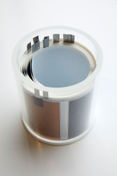 In über 30 Jahren entwickelte Yoshino sein Konzept weiter und entwarf eine Batterie, die mehr Lade- und Entladezyklen zulässt. Später konnte er auch die Spannung der Lithium-Ionen-Batterien von 1,5 Volt auf über 4 Volt steigern, indem er den Aufbau und die Zusammensetzung der Anode entsprechend anpasste. (EPO/Heinz Troll)