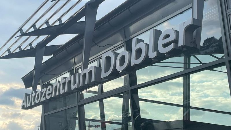 Das Autozentrum Dobler aus Mühlacker in der Nähe von Pforzheim muss sich gegen namhafte Konkurrenz behaupten. Dafür setzt das Unternehmen auf eine besondere Art der Führung: die Werteorientierung. Dazu hat das Autohaus einen Katalog an Grundwerten zusammengestellt und sich 16 Leitlinien für das tägliche Handeln und die langfristige Strategie gegeben, die natürlich und zuvorderst der Chef und seine Führungskräfte leben. Denn Sonderprovisionen oder Incentives bringen keine dauerhafte Motivation, ist sich Geschäftsführer Hans Herrmann sicher. (Bild: Grimm – VCG)