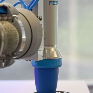 Wie eine Chamäleonzunge greift der Flex Shape Gripper Objekte verschiedenster Form und hält sie sicher.(Bild:  Stefanie Michel)