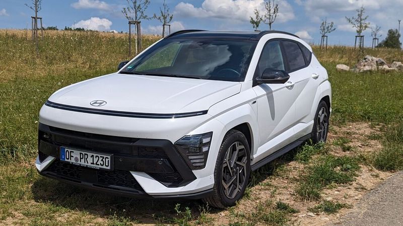 Gegenüber seinem Vorgänger fällt der aktuelle Kona mit 4,35 Metern Länge schon eher in die Kategorie Kompakt- denn Mini-SUV. Dank eines um sechs Zentimeter gewachsenen Radstands bietet er hinten acht Zentimeter mehr Beinfreiheit – das sieht und spürt man. Auch das Ladevolumen fällt mit 466 Litern bzw. 1.300 beim Umlegen der Rücksitzlehnen für ein Modell dieser Kategorie gut bis üppig aus. Praktisch auch: Unter der typischen Abdeckung im Kofferraum gibt es dank fehlendem Reserverad ein Fach für allen möglichen Kleinkram. (Bild: Dominsky – VCG)