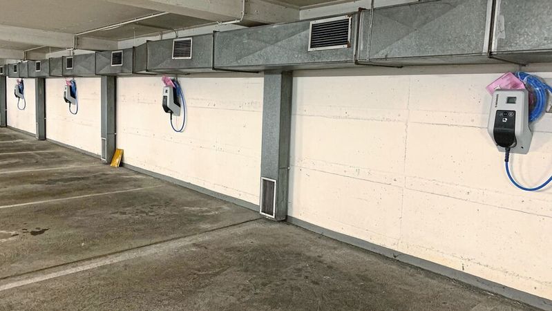 Die Regierung fördert künftig die Verbesserung der Ladeinfrastruktur in Mehrparteienhäusern, beispielsweise die Anschaffung von Wallboxen.(Bild:  Doris Pfaff/»kfz-betrieb«)