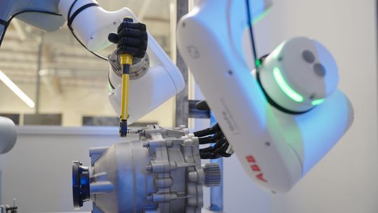 Durch die Nutzung von Daten aus der menschlichen Prothesenanwendung treibt ABB Robotics physische KI voran und ermöglicht leistungsfähigere Roboter für den zuverlässigen Einsatz in realen Umgebungen.(Bild:  ABB Robotics)