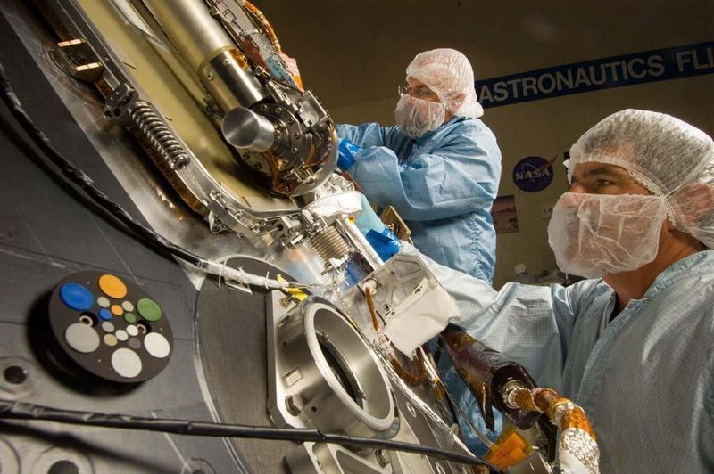 NASA-Wissenschaftler beim Einbau der Messinstrumente. (Bild: NASA)