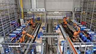 In seinem neuen Distributionslager hat ein Chemie­spezialist zwei ­Roboterzellen ­eingerichtet, in ­denen rund um die Uhr Fässer und ­Kannen kommis­sioniert werden. ­Alle Prozesse werden über gängige ERP-Systeme ­gesteuert.  (Bild: Salt Solutions)