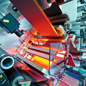 Die Bildverarbeitung spielt eine wichtige Rolle in der automatisierten Fertigung. Im Bild: Teil einer voll integrierten Produktionslinie zur Herstellung von Li-Ionen-Batterien im Bereich Elektromobilität.