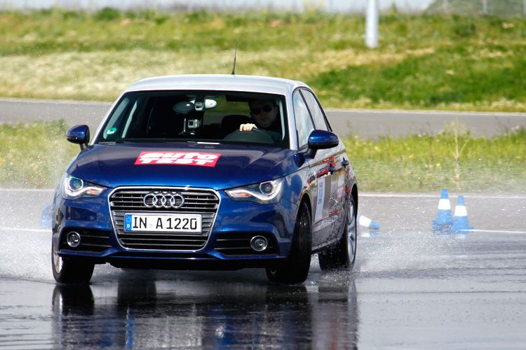 Der Automobilzulieferer ZF und die Zeitschrift „Auto Test“ kürten in ihrem Praxistest 2012 die besten Kleinwagen. Als Sieger ging der Audi A1 Sportback hervor. Er überzeugte die Jury vor allem mit seinem Fahrverhalten und der Qualität. (Auto Test)