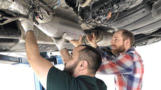 Der Einbau einer SCR-Nachrüstanlage ist in etwa vier Stunden zu schaffen. Das viel größere Problem ist die Lieferfähigkeit. (Bild: Oberland-Mangold)