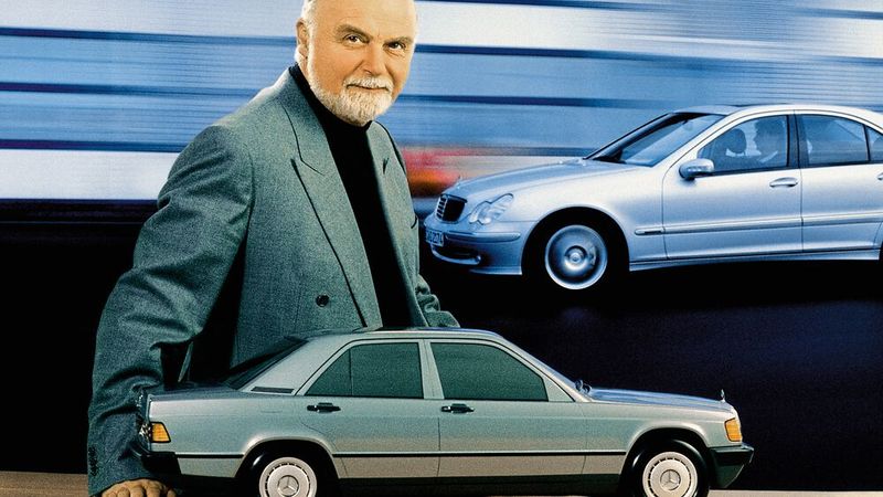 Bruno Sacco, bis 1999 verantwortlich für das Design der Mercedes-Benz-Personenwagen, mit einem Modell der Kompaktklasse-Limousine. (Bild: Mercedes-Benz)