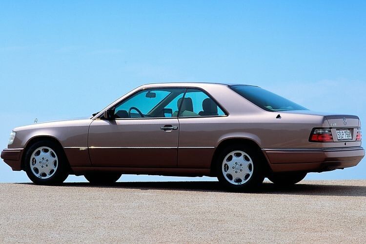 Ton in Ton: Anfangs beim Coupe noch in „dezenten“ Grautönen abgestezt, gab es ab MOPF 1 die Seitenplanken auch in zur Fahrzeuglackierung passenden Farbtönen. (Foto: Daimler)
