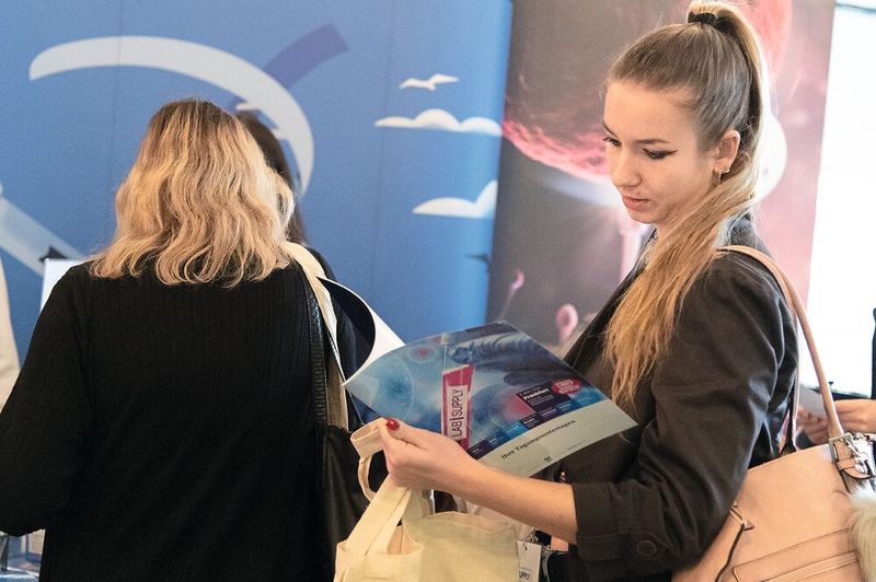 Noch ein kurzer Blick auf das Programmheft – vielleicht sind noch neue Vorträge dazu gekommen.   Mehr Infos zu den kommenden LAB-SUPPLY-Messen finden Sie auf www.lab-supply.info (Bild: Stefan Stark)