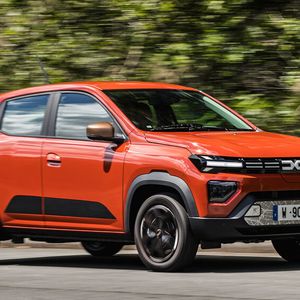 Das neue Design des Dacia Spring orientiert sich am erfolgreichen SUV Duster und steht auch dem hochbeinigen, 3,70 Meter kurzen Kleinstwagen gut zu Gesicht.(Bild:  Dacia)