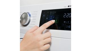 Toucheingabe bei Weißer Ware: Die Leiterbahnen der Sensorfolie PolyTC sind unter zehn Mikrometer dick. Dank der hohen Leitfähigkeit verfügen die Sensoren über ein gutes Signal-Rausch-Verhältnis. (PolyIC)