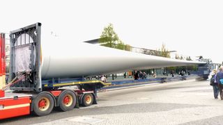 Eines der weltweit größten Rotorblätter zeigt Vestas auf der Hannover Messe. Bild: Michel (Archiv: Vogel Business Media)