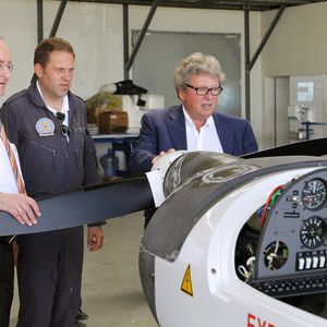 Frank Anton (Siemens), Testpilot Ingmar Mayerbuch und Christian Dries (Diamond Aircraft) (v.l.n.r.) planen das Erprobungsprogramm der DA36 E-Star 2.