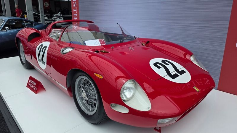 Platz 5: Exakt dieselbe Summer erbrachte dieser 1963er Ferrari 250 P Spider bei Gooding Christie's. Der erste „P“-Wagen, Ferraris ursprünglicher Mittelmotor-V12-Sportrennprototyp. Sein Debüt gab er in Monza und er wurde für die Saison 1963 von der Scuderia Ferrari behalten. (Bild: Classic Analytics)