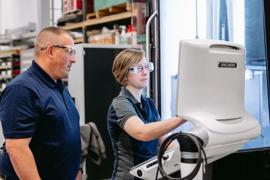 Zwei Mitarbeiter von Groninger in der Fertigung(Bild:  Groninger)