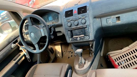 Brauner Schlamm überzieht den Innenraum eines gefluteten Fahrzeugs.(Bild:  Doris Pfaff/»kfz-betrieb«)