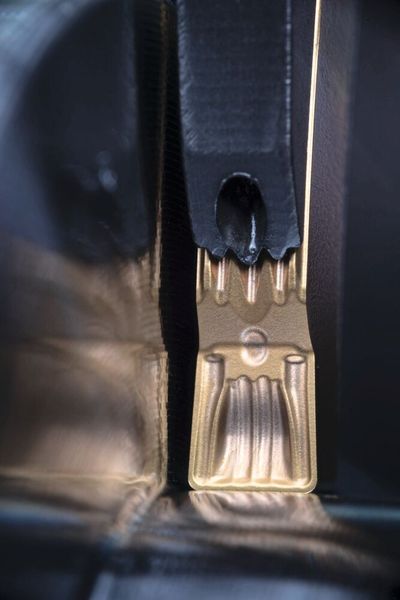 Das neue Groov·tec System im Stechdrehprozess steigert nicht nur die Standzeit der Wendeplatten, auch die Lebensdauer der Trägerwerkzeuge wird erhöht. (Bild: Walter AG)