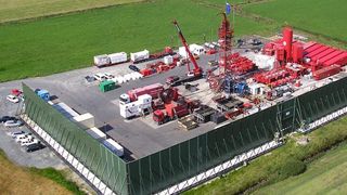 In Leer kombinieren die Experten der BASF-Tochter Wintershall zur Förderung von Tight Gas ähnliche Verfahren wie sie auch bei der Schiefergasförderung eingesetzt werden: die Horizontalbohrtechnik mit dem sogenannten Frac-Verfahren. (Bild: Wintershall)