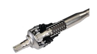 An der aufgeschnittenen Ballspline Seitenwelle lassen sich die linearen Kugellager erkennen, die eine axiale Verschiebung der Seitenwelle erlauben.  (GKN)