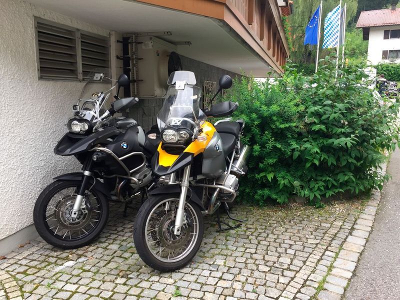 GS-Unterstand – die Knoll-Bikes waren über Nacht gut gegen das Gewitter geschützt. (IT-BUSINESS)