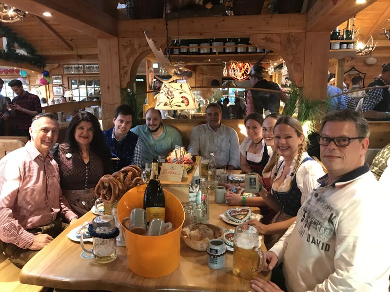 Hannah Lamotte, IT-BUSINESS, und das Buffalo Team feiern zünftig in der Wildstuben. (Bild: IT-BUSINESS)