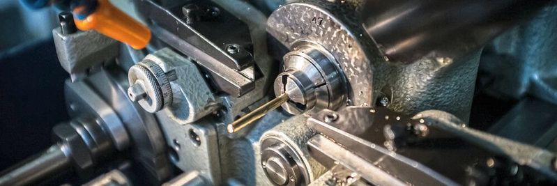 Opération de décolletage sur un tour automatique à cames monobroche à poupée mobile. Opération de décolletage sur un tour automatique à cames monobroche à poupée mobile.