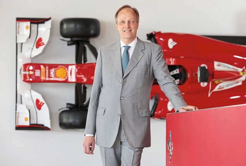 Inhaber Frank Ulrich vor einem an die Wand montierten Formel-1-Rennwagen des Typs F2012, den Fernando Alonso fuhr. (Bild: Ferrari)