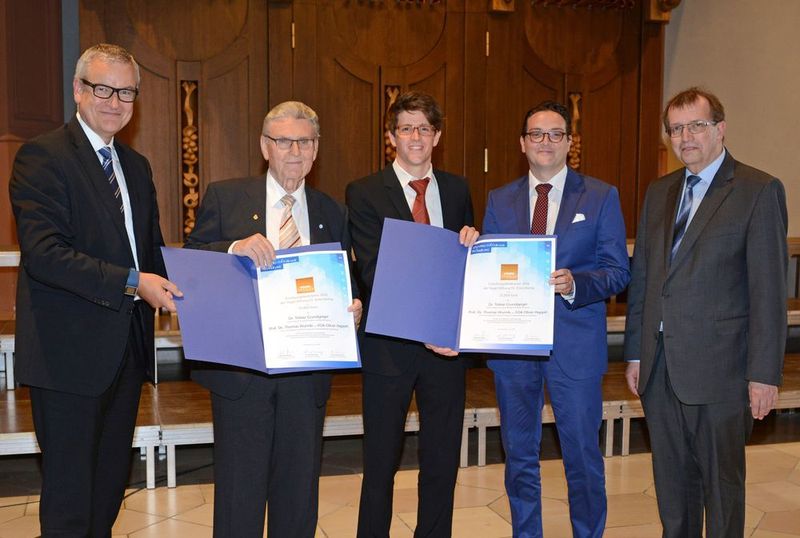 Preisübergabe durch Dr. Kurt Eckernkamp (2.v.l.), Vogel Stiftung, an die Forscher. (Untch/Vogel Business Media)