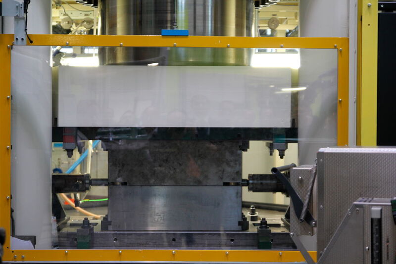 Das Fraunhofer-IWU in Chemnitz hat eine Presse zur Innenhochdruckumformung modernisiert und macht damit das Verfahren so flexibel wie noch nie. (Itasse)