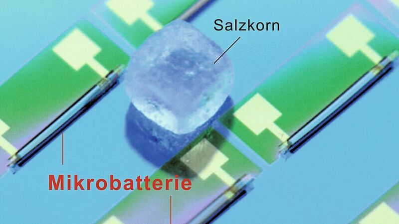 Bild 3: Die kleinste Batterie der Welt ist kleiner als ein Salzkorn und kann in großen Stückzahlen auf einer Wafer-Oberfläche hergestellt werden.  (TU Chemnitz/Leibniz IFW Dresden)