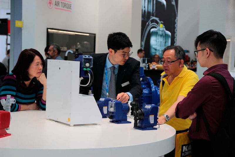 Fast zwei Drittel (63 %) der Aussteller kommen aus dem Ausland. Damit ist die Achema 2024 so international wie nie zuvor. Einen großen Beitrag dazu leisten Aussteller aus dem asiatischen Raum: Nachdem bereits 2022 die Anzahl indischer Aussteller wieder das Vor-Corona-Niveau erreichte und sich dieses Jahr auf 185 Aussteller beläuft, erreicht die chinesische Beteiligung in diesem Jahr mit 438 Ausstellern sogar ein Allzeithoch. (Bild: Ernhofer / PROCESS)