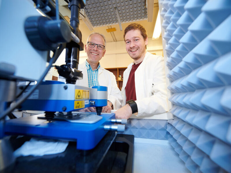 In the lab: Prof. Michael Famulok (left) and Dr. Julián Valero from the Life & Medical Sciences (Limes)-Institute at the University of Bonn at an atomic force microscope. (Volker Lannert)