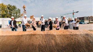 Spatenstich vollzogen! GLS Germany und Aurelis bauen in der Drewitzer Straße in Berlin ein umschlagstarkes, vollautomatisiertes Paketverteilzentrum. Im nächsten Herbst soll es fertig sein. Hier einige Eckdaten zu dem Projekt. (Bild: GLS Germany)