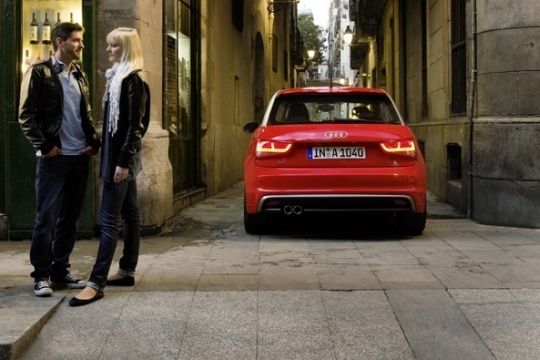 Ab durch die Mitte: Mit 1,91 Metern Breite inklusive Spiegeln ist der A1 alles andere als ein Kleinwagen. (Archiv: Vogel Business Media)