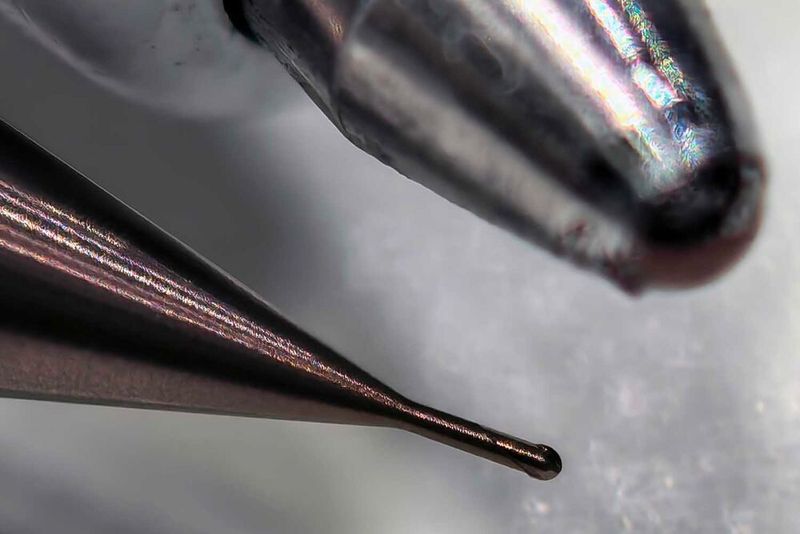 Dieser Mikrofräser von Moldino mit CBN-Kugelkopf hat einen Durchmesser von lediglich 0,1 mm und hält 8-10 Einsatzstunden durch. (Bild: Klaus Vollrath)